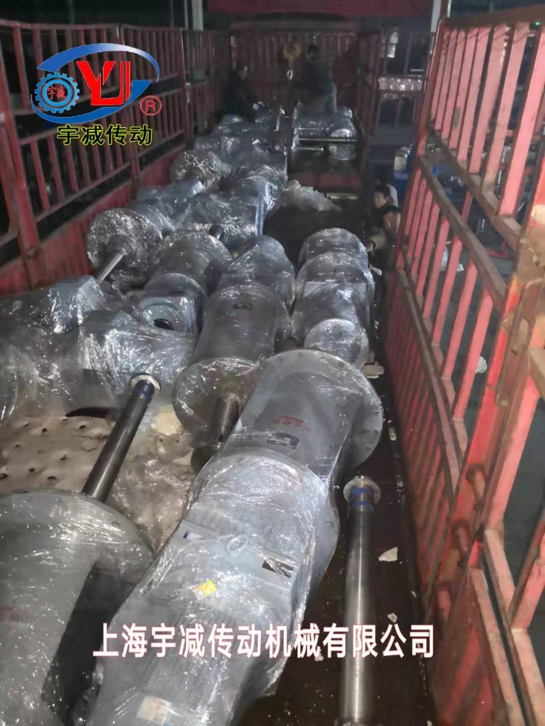 上海宇减搅拌设备:电厂2×1000MW机组大型脱硫搅拌设备专车发货